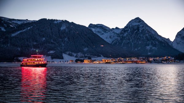 die MS Achensee auf dem winterlichen Achensee