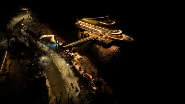 Die Landweihnacht und die Achenseeschifffahrt erstrahlen bei Nacht an der Schiffsanlegestelle Scholastika in Achenkirch.