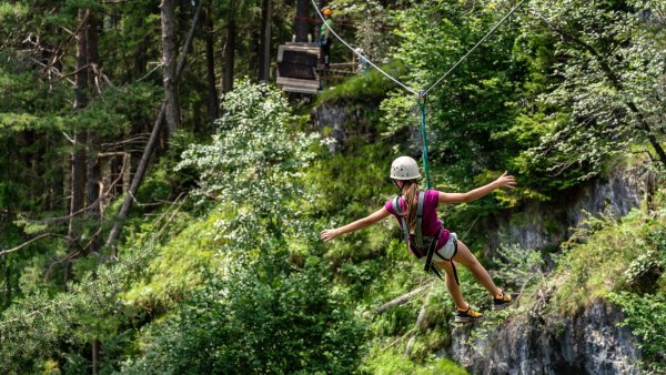 flying fox im Waldhochseilgarten in Achenkirch