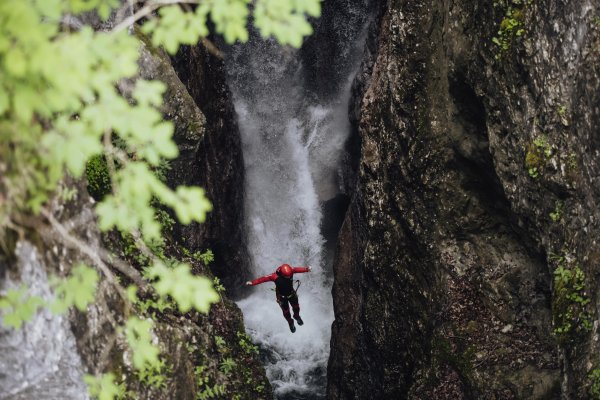 Wilder_Kaiser_Canyoning_Sprung_ins_Wasser