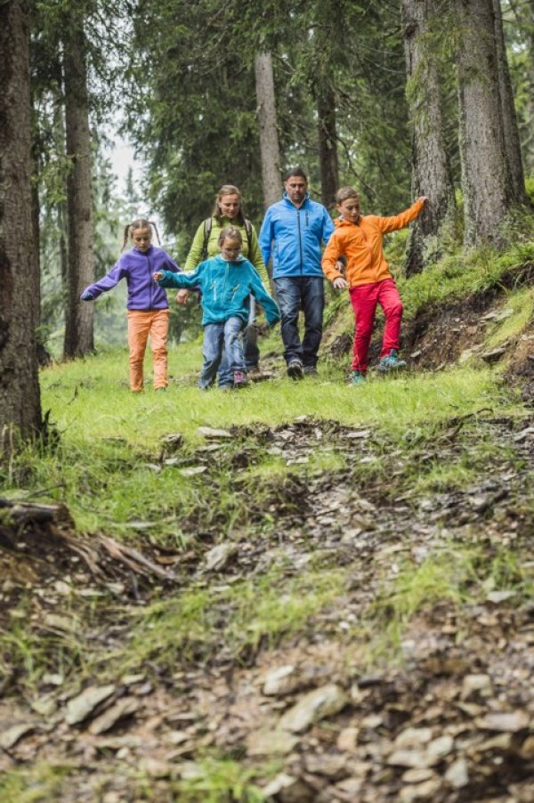 Familie beim Wandern_Wilder Kaiser