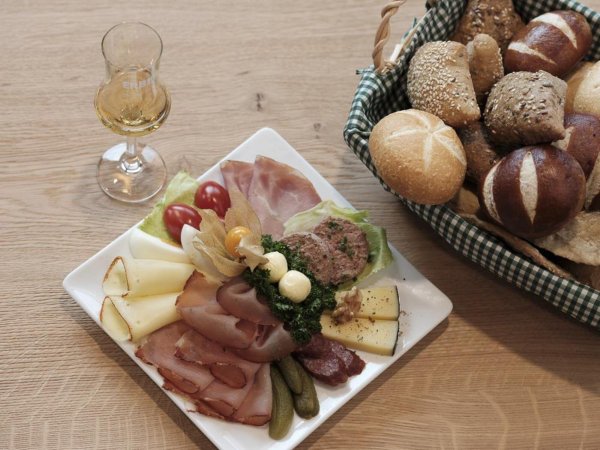 Jause mit Edelbrand