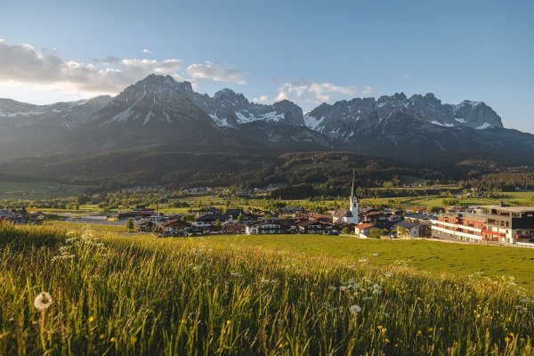 Ellmau_Ortsansicht_Frühling_Wilder Kaiserg