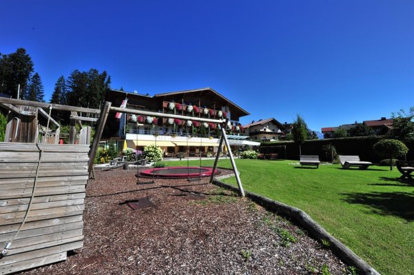 Söll_Alpenpanorama_Wilder Kaiser_Gartenanlage