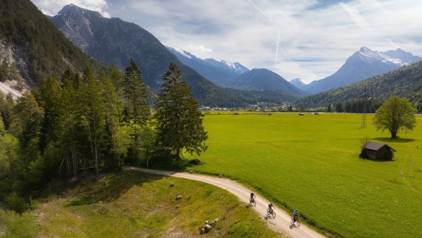 Scharnitz - Wanderung Dorfrunde - Biker am Weg von Scharnitz nach Gießenbach (2).jpg