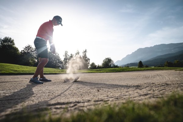Ellmau_Golfer beim Abschlag_Wilder Kaiser