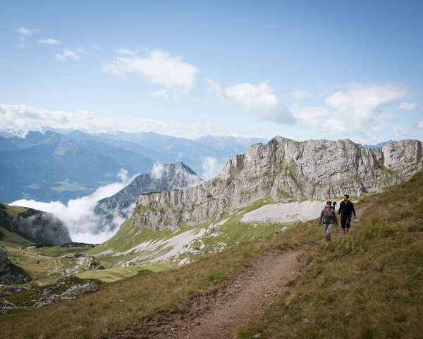 Brandenberger Alpen, Weg von Rosskopf zur Rofanspitze, Adlerweg Etappe 07_Tirol Werbung_Schwarz Jens_Maurach am Achensee.jpg