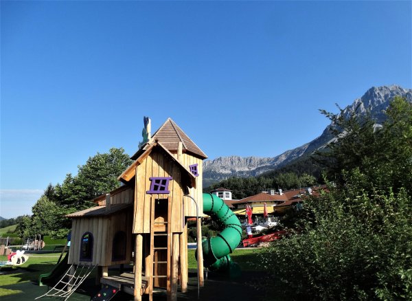Spielehaus außen neu Sommer 2022