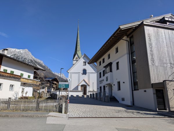 Scheffau_Gemeindeamt_Kirche_Pfarrheim
