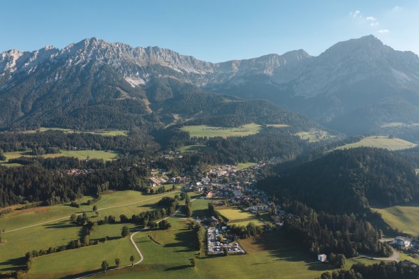 Wilder_Kaiser_Ortsansicht_Scheffau_Sommer
