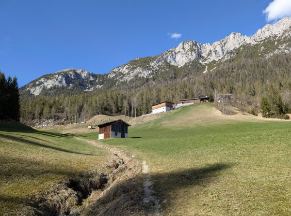 Scheffau_Seebachgraben_Wiesenweg_Hinterstein_März